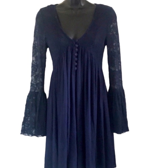 Romeo & Juliet Couture Dresses & Skirts - Romero & Juliet Couture size small navy  blue lace long bell sleeve dress